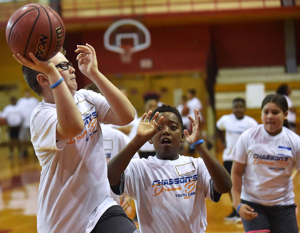 Knicks' Randle gives back to Rock Island with a free camp